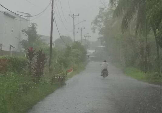Foto: Hujan lebat turun.