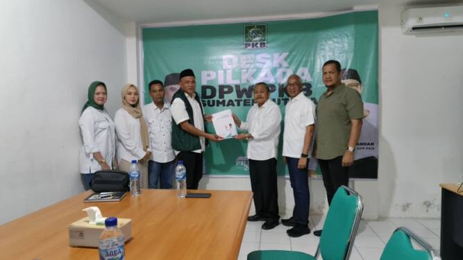 Foto: Edy Rahmayadi melalui Tim Pemenangan mengambil formulir pendaftaran Cagubsu ke PKB Sumut, Rabu (24/4/2024).