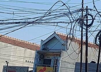 Warga HM Yamin Medan Ngeluh Kesulitan Air Bersih dan Kabel Semrawut