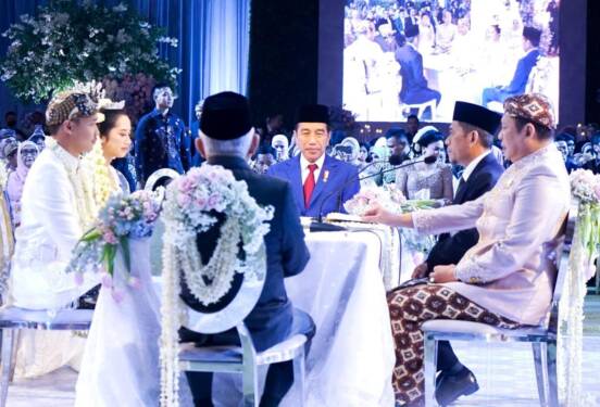 Foto: Presiden Joko Widodo dan Wakil Presiden Ma'ruf Amin menjadi saksi pernikahan putri kelima Ketua MPR RI Bambang Soesatyo.
