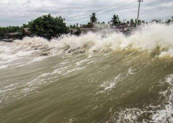 BMKG: Awas Gelombang Tinggi di Perairan Indonesia!
