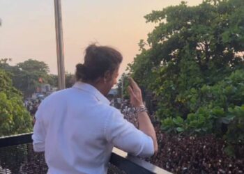 Lebaran, Ribuan Penggemar Datangi Rumah Shah Rukh Khan