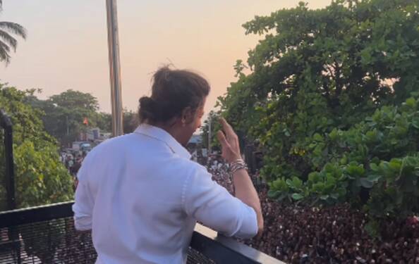 Foto: Shah Rukh Khan menyapa ribuan penggemar yang mendatangi rumahnya di Mumbai, India saat Lebaran. Ini menjadi ritual tahunan artis Bollywood tersebut.