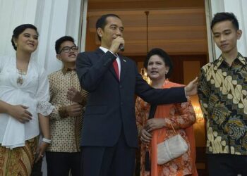 Keluarga Jokowi Dapat Tanda Kehormatan: Iriana, Gibran hingga Paman Usman