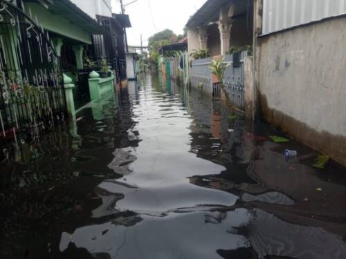 Foto: Banjir setinggi lutut orang dewasa di Lingkungan 15 dan beberapa lingkungan lainnya di Kelurahan Pulo Brayan Kota.