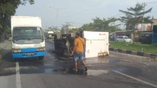 Foto: Mobil box membawa es kristal yang terbalik.