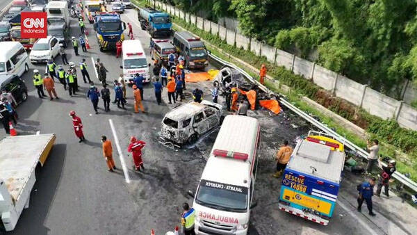 Foto: Kecelakaan di Tol Cikampek.