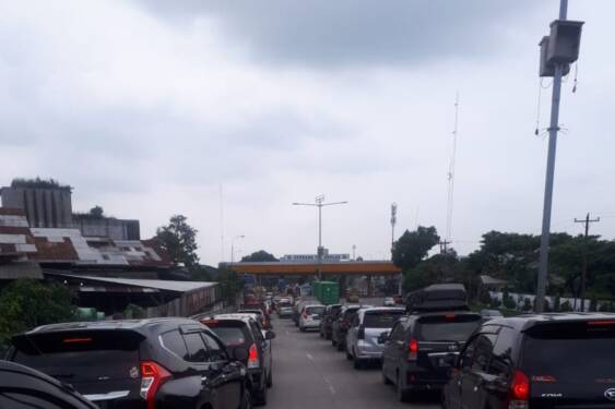 Foto: Kemacetan kendaraan di Gerbang Tol Amplas, Medan.