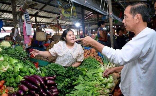 Foto: Presiden Joko Widodo ketika menyapa pedagang di Pasar Buah Berastagi.
