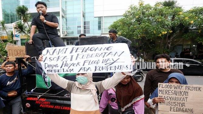 Sejumlah pengunjuk rasa membawa poster saat menyampaikan aspirasinya di depan Kantor Wali Kota Medan Jalan Kapten Maulana Lubis Nomor 1, Petisah Tengah, Kecamatan Medan Petisah, Kota Medan, Senin (1/4/2024).