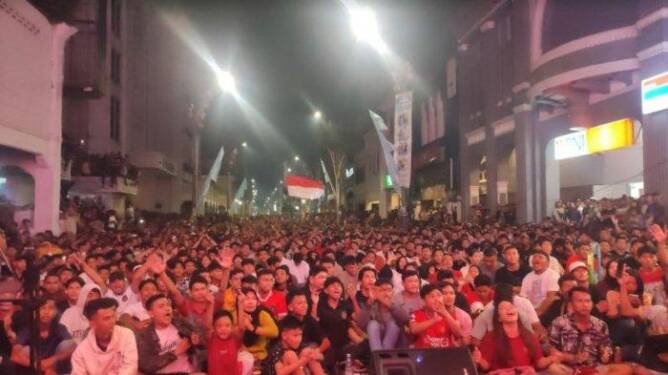 Foto: Ribuan warga Medan padati Jalan Kesawan, untuk nobar Timnas U-23 melawan Uzbekistan, Senin (29/04/2024) malam.