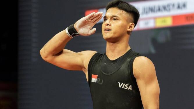 Foto: Rizki Juniansyah lolos ke Olimpiade Paris 2024 usai juara Piala Dunia angkat besi 2024.