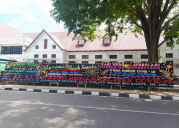 Papan Bunga Berjejer di Luar Sidang Kadinkes Sumut