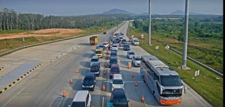 Foto: Volume kendaraan di jalan Tol Trans Sumatera.