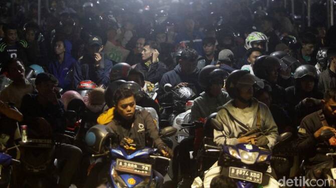 Foto: Banyak pemudik pingsan saat antre di Pelabuhan Ciwandan menjadi catatan evaluasi untuk penyelenggaraan mudik 2025.