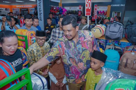 Foto: Wali Kota Medan Bobby Nasution mendampingi langsung anak yatim belanja pakaian perlengkapan Idul Fitri 1445 H di Ramayana Teladan, Medan, Minggu (7/4/2024).