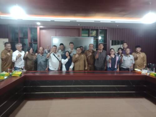 Foto: Kadis dan Sekretaris Dinas Pendidikan Sumut Abdul Haris dan Kurnia Utama diabadikan bersama jajaran Komediksu, usai buka puasa bersama, Senin (1/4/2024) malam. (Foto: Asril Tanjung)