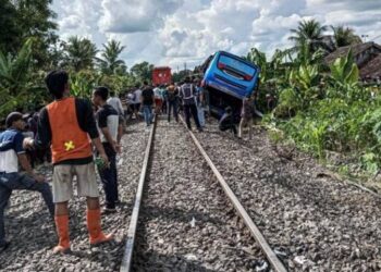 Bus Tertabrak Kereta Api Tewaskan 4 Orang!