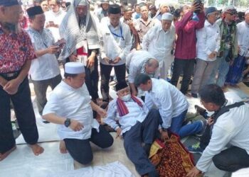 Din Syamsuddin Ambruk