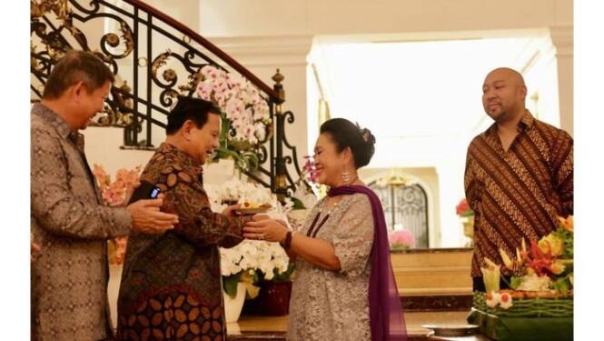 Foto: Prabowo Subianto mengucapkan selamat ulang tahun ke Titiek Soeharto.