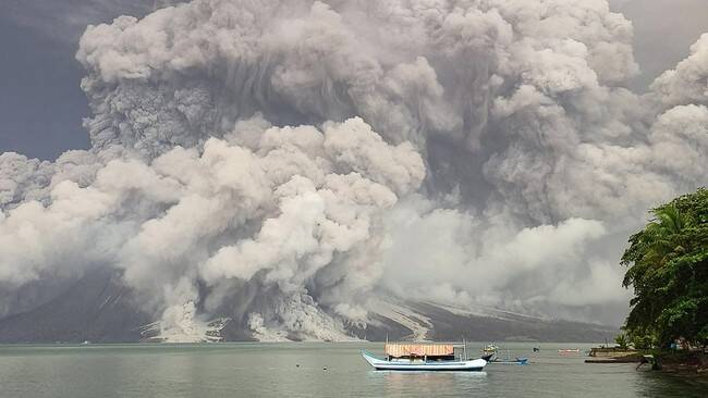 Foto: Gunung Ruang Erupsi