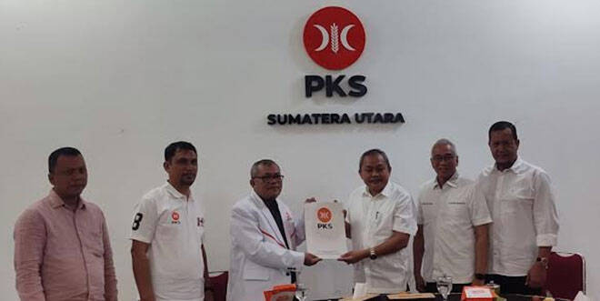 Foto: Tim Edy Rahmayadi mengambil formulir pendaftaran Pilgub Sumut ke PKS.