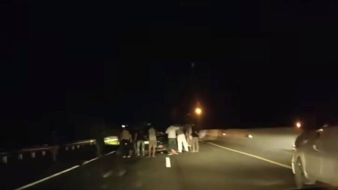 Foto: Tangkapan layar video viral kecelakaan di Tol Pekanbaru-Dumai.
