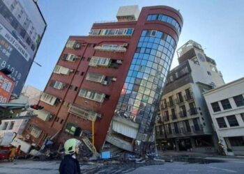 Dampak Gempa Taiwan: Gedung-gedung Miring dan Ambruk!