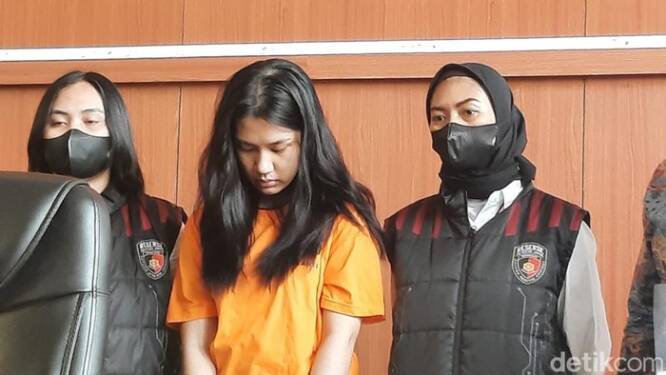 Foto: Ghisca Debora, penipu tiket Coldplay ditahan Polres Metro Jakpus.