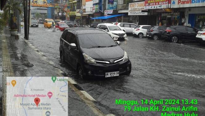 Foto: Kondisi banjir di Jalan Zainul Arifin saat Kota Medan diguyur hujan, Minggu (14/4/2024).