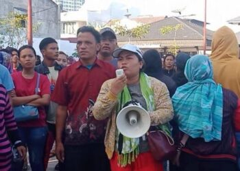 Warga Demo di Depan Hotel Jokowi Nginap di Medan