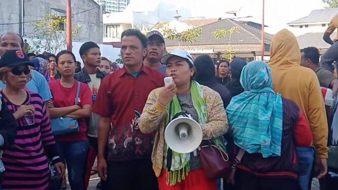 Foto: Massa saat menggelar aksi di depan hotel tempat Presiden Jokowi menginap di Medan.