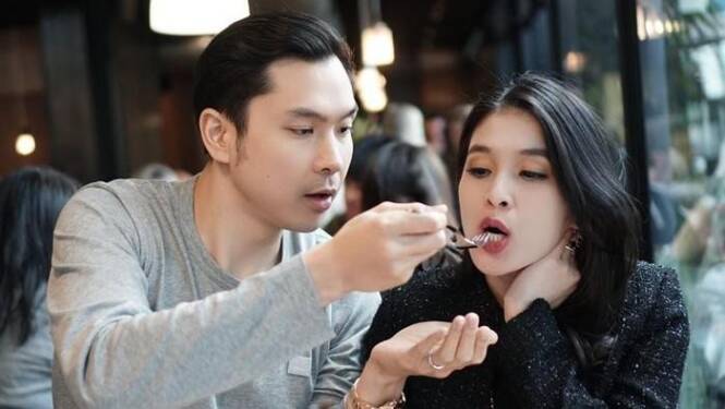Foto: Sandra Dewi dan suami.