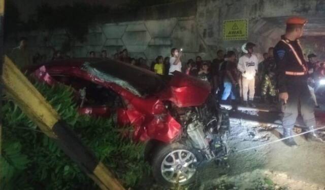 Foto: Mobil rusak parah usai ditabrak kereta api.