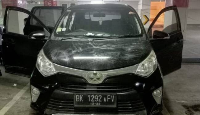 Foto: Mobil Toyota Calya hitam yang dipecahkan kacanya.