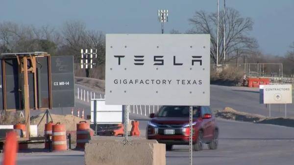 Foto: Perusahaan mobil listrik Tesla memberhentikan atau PHK lebih dari 14.000 karyawannya secara global.