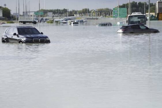 Foto: Banjir merendam jalanan dan mobil-mobil di Dubai pada 17 April 2024.