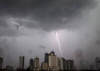 Cuaca Hari Ini: Waspadai Hujan-Petir di Sumatera!