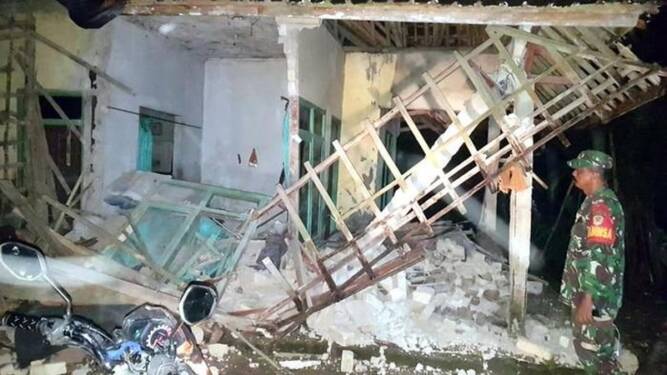 Foto: Rumah rusak akibat gempa M 6,2 di Garut.