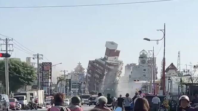 Foto: Gambar yang diambil dari video yang ditayangkan TVBS menunjukkan sebagian bangunan roboh di Hualien, Taiwan, usai gempa pada Rabu (3/4) pagi.