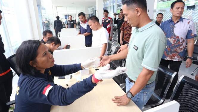 Foto: Sopir dan kru angkutan mudik di Medan dites urine.