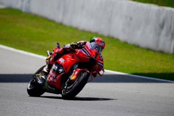 Pembalap Ducati Italia Francesco Bagnaia melintasi garis finis di posisi pertama pada Balapan MotoGP Grand Prix Moto Catalonia di Sirkuit de Catalunya.
