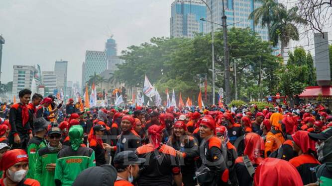 Foto: Buruh menggelar aksi demo besar-besaran di Jakarta hari ini.