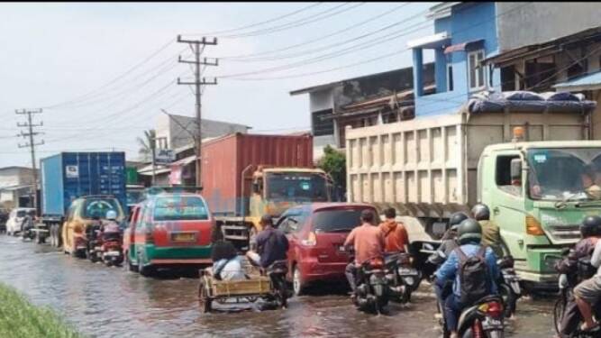 Foto: Air laut merendam jalan utama keluar masuk kota pelabuhan Belawan.