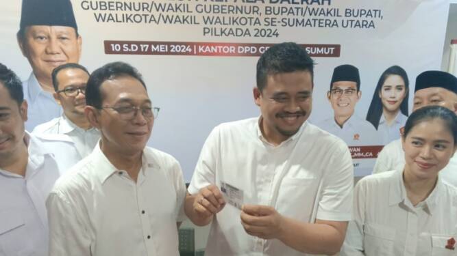 Foto: Wali Kota Medan Bobby Nasution menunjukkan KTA sebagai kader Partai Gerindra kepada wartawan, Senin (20/5/2024).