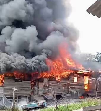 Foto: Sebanyak 5 rumah semipermanen di Kecamatan Belawan terbakar, Kamis (23/5/24).