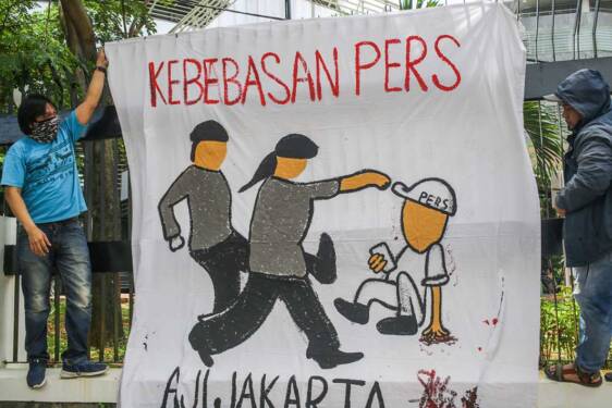 Foto: Aktivis Aliansi Jurnalis Independen (AJI) menggelar aksi prihal kebebasan pers di depan Kejaksaan Agung, Jakarta.