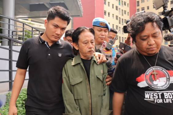 Foto: Aktor Epy Kusnandar 'Preman Pensiun' hendak menjalani tes kesehatan.