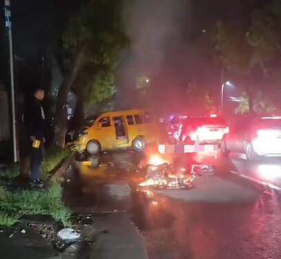 Foto: Sepeda motor Yamaha Nmax terbakar di Jalan Gatot Subroto Medan usai terlibat kecelakaan dengan angkot.