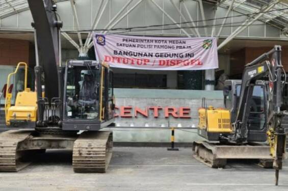 Foto: Alat berat yang disiagakan di depan Mall Centre Point.